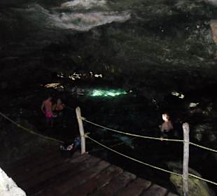 Bagno nella grotta del cenote