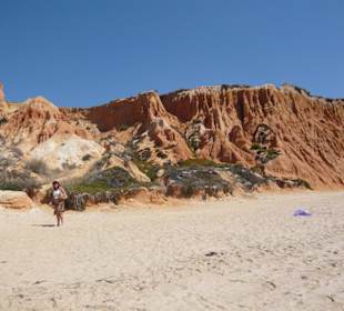 Blauer Himmel, rote Felsen, feiner Sand