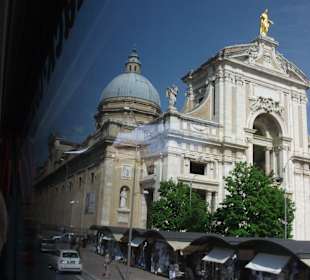 Schöne Kathedrale im Tal von Assisi