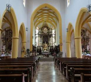 Blick in das Langschiff der Pfarrkirche St. Martin