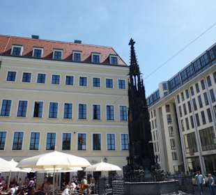 Vor dem Sophienkeller gegenüber dem Zwinger