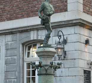 Der Hühnerdieb-Brunnen auf dem Hühnermarkt