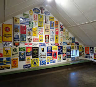 Schildersammlung in Maisel's Bier-Erlebnis-Welt