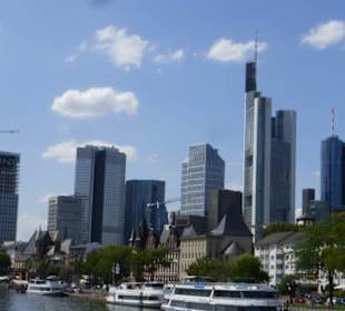 Schifffahrt: Frankfurt vom Main aus gesehen