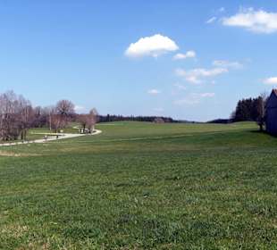 Blick vom Haupteingang zum Parkplatz