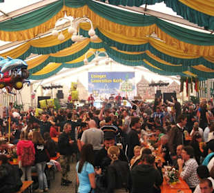 Im Festzelt ist die beste Stimmung