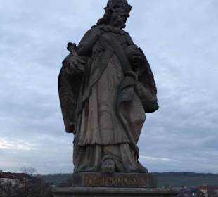 Die erste Statue auf der linken Brückenseite