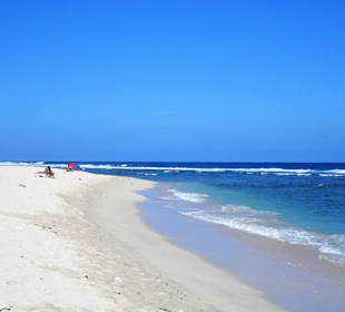 Der breite Sandstrand vor dem Sauvage