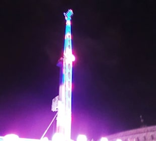 Fahrgeschäfte in vollen Licht