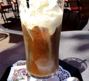 Der große Eiskaffee in der Sonne