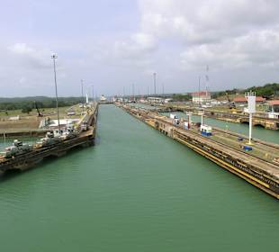 Ausfahrt aus der Schleuse vom Heck aus gesehen