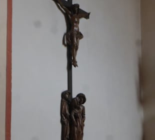 Kreuzigung mit Beweinungsgruppe im Kirchenchor