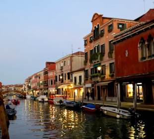 Geschäfte entlang des Kanals