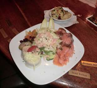 Nordischer Fischteller mit Bratkartoffeln