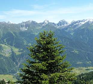Blick auf die verschneiten Berge