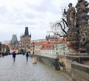 Karlsbrücke - bei Regenwetter, nicht so viel los