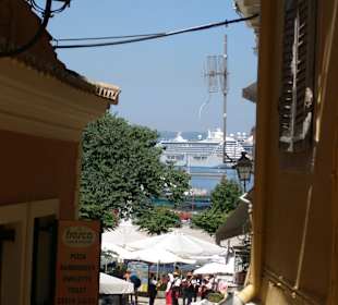 Korfu Stadt mit Kreuzfahrtschiff
