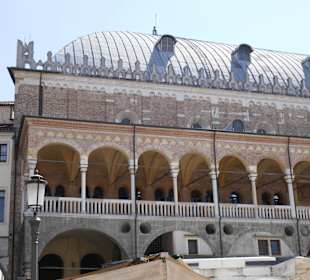 Beginn des Gebäudes linker Hand