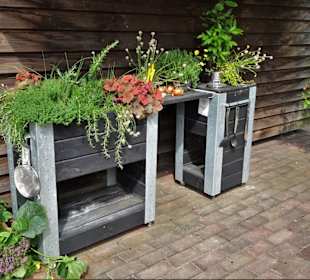 Bepflanzte Sommerküche im Park der Gärten