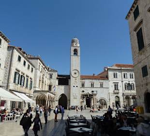Blick auf den Luzo-Platz mit Uhrturm