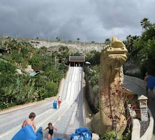 Eine der Wasserrutschen