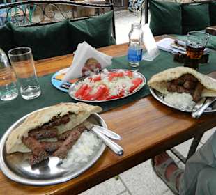 Cevapi und Salat