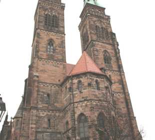 Die Westtürme mit Eingangsportal