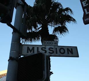 Unter dem Schild gehts ins Lokal