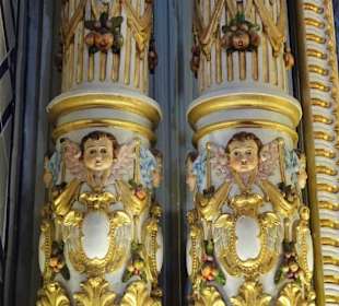 Säulen am Seitenaltar der Kirche