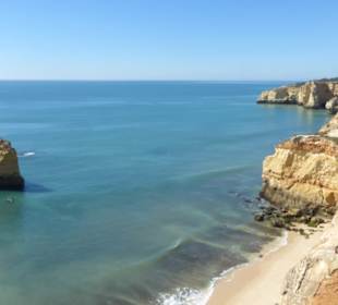 Praia de Marinha mit toller Küste und Strand