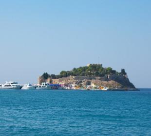 Blick auf die Taubeninsel mit Burg
