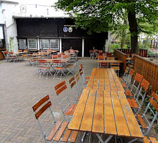 Der Biergarten vor dem Komödienstadl