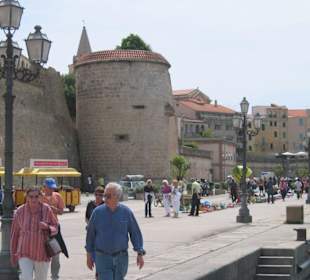 Hafenpromenade mit Blick auf die Altstadt