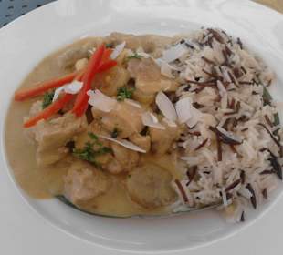 Auf dem Bananenblatt serviertes Hühnercurry mit Ko