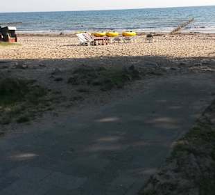 Strand Richtung Steilküste, Gelbe Motorboote