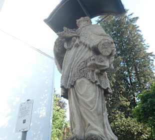 Der Hl. Nepomuk vor der Kirche Johannes Baptist