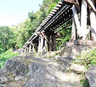 Zu Fuß unter dem Tham-Krasae-Viadukt