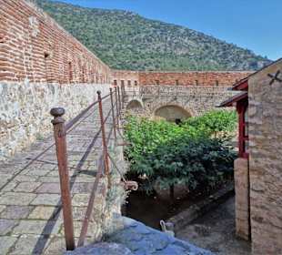 Wehrgänge um den Innenhof des Fort Liberia