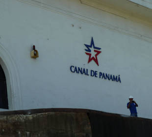 Schleusen-Durchfahrt auf den Panama Kanal