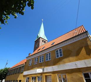 Enge Gassen und bunte Gebäude