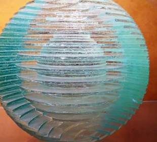 Exponate des Museums für Modernes Glas