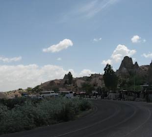 Niezliczone autokary z turystami w Kapadocji