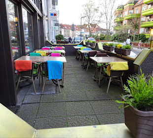 Blick auf die Terrassenplätze vor dem Eingang