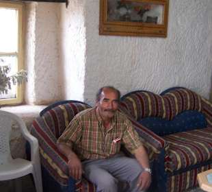 Mann in seinem Feenkamin