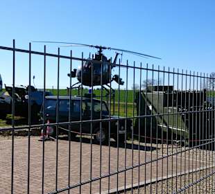 Grenzfahrzeuge und Hubschrauber