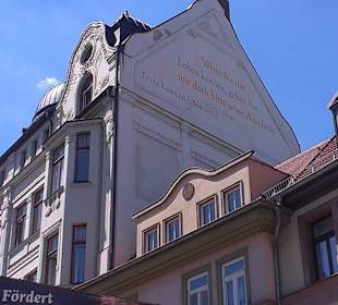Man beachte den Spruch an der Wand