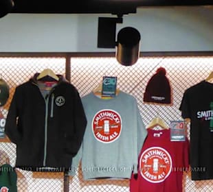 Fanartikel im Raum zur Verkostung.