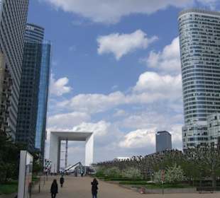 Nowoczesny łuk triumfalny w dali