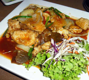 Hühnchengericht mit viel Knobi im Batik-Restaurant