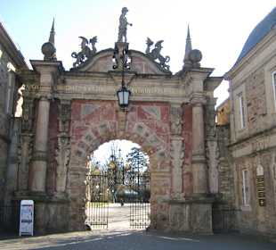 Eingang zum Schloss, zum Marstallmuseum, usw. 